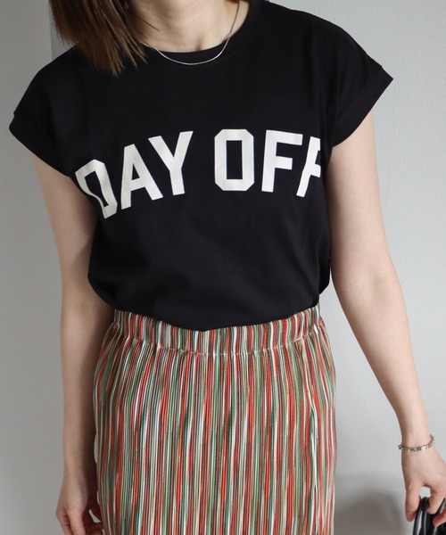 COURO（コウロ）の「ＤＡＹ ＯＦＦ フレンチスリーブＴシャツ（Tシャツ/カットソー・レディース・ブラック/オフホワイト/ライトベージュ/イエロー系・M）」の2枚目の写真