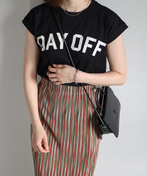 COURO（コウロ）の「ＤＡＹ ＯＦＦ フレンチスリーブＴシャツ（Tシャツ/カットソー・レディース・ブラック/オフホワイト/ライトベージュ/イエロー系・M）」の7枚目の写真
