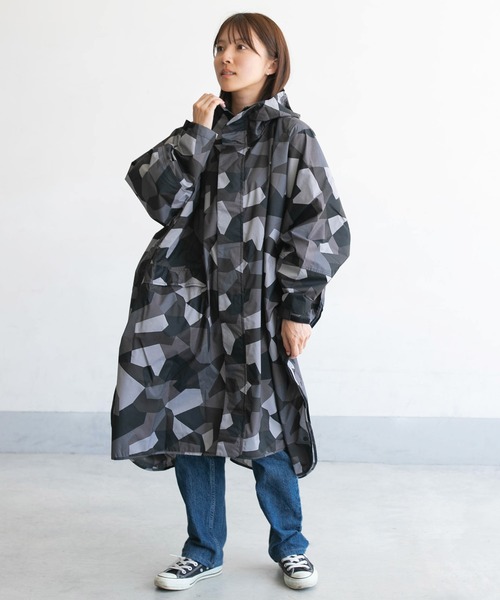 KiU(キウ)の「スタンダード レインポンチョ -オンライン限定-(レインコート/ポンチョ・レディース・カモフラージュ/ネイビー/ライトグレー/ブラック系その他/ブラック系その他3/ピンク系その他/ブラック系その他2・FREE)」の11枚目の写真
