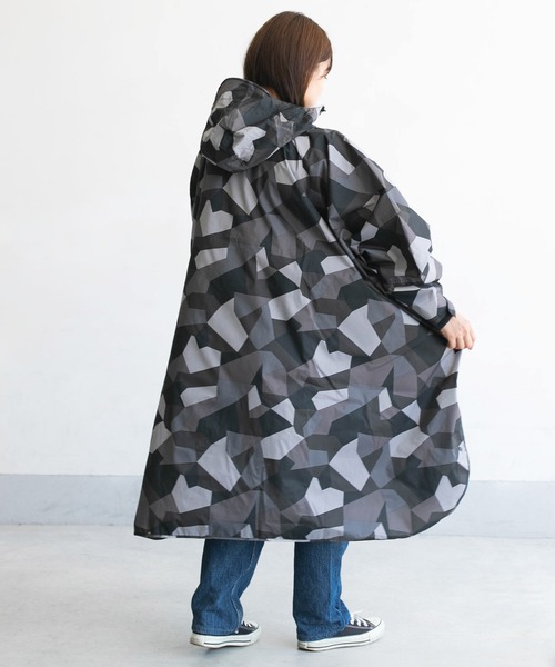 KiU(キウ)の「スタンダード レインポンチョ -オンライン限定-(レインコート/ポンチョ・レディース・カモフラージュ/ネイビー/ライトグレー/ブラック系その他/ブラック系その他3/ピンク系その他/ブラック系その他2・FREE)」の13枚目の写真