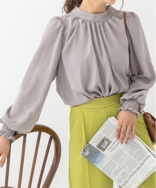 ad thie（アドティエ）の「ボリュームスリーブ0ギャザーネック ブラウス（シャツ/ブラウス・レディース・ピンク/オフホワイト/ブルーグリーン/ブラック/モカ/スモークピンク/グレー/イエロー/ピンクベージュ/ライトブラウン・LL/LARGE/MEDIUM/SMALL）」の3枚目の写真