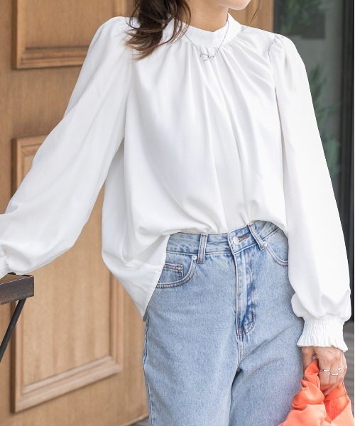 ad thie（アドティエ）の「ボリュームスリーブ0ギャザーネック ブラウス（シャツ/ブラウス・レディース・ピンク/オフホワイト/ブルーグリーン/ブラック/モカ/スモークピンク/グレー/イエロー/ピンクベージュ/ライトブラウン・LL/LARGE/MEDIUM/SMALL）」の2枚目の写真