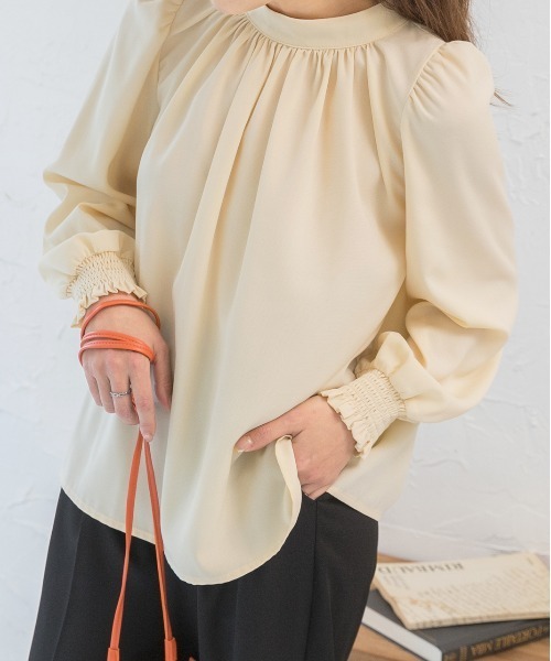 ad thie（アドティエ）の「ボリュームスリーブ0ギャザーネック ブラウス（シャツ/ブラウス・レディース・ピンク/オフホワイト/ブルーグリーン/ブラック/モカ/スモークピンク/グレー/イエロー/ピンクベージュ/ライトブラウン・LL/LARGE/MEDIUM/SMALL）」の7枚目の写真