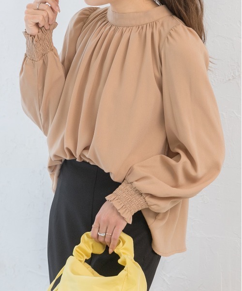 ad thie（アドティエ）の「ボリュームスリーブ0ギャザーネック ブラウス（シャツ/ブラウス・レディース・ピンク/オフホワイト/ブルーグリーン/ブラック/モカ/スモークピンク/グレー/イエロー/ピンクベージュ/ライトブラウン・LL/LARGE/MEDIUM/SMALL）」の4枚目の写真