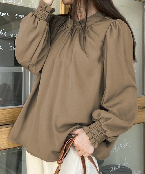 ad thie（アドティエ）の「ボリュームスリーブ0ギャザーネック ブラウス（シャツ/ブラウス・レディース・ピンク/オフホワイト/ブルーグリーン/ブラック/モカ/スモークピンク/グレー/イエロー/ピンクベージュ/ライトブラウン・LL/LARGE/MEDIUM/SMALL）」の5枚目の写真