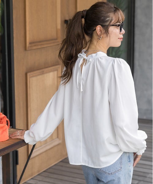 ad thie（アドティエ）の「ボリュームスリーブ0ギャザーネック ブラウス（シャツ/ブラウス・レディース・ピンク/オフホワイト/ブルーグリーン/ブラック/モカ/スモークピンク/グレー/イエロー/ピンクベージュ/ライトブラウン・LL/LARGE/MEDIUM/SMALL）」の11枚目の写真