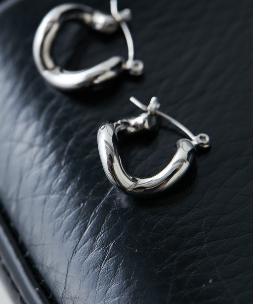 PAPILLONNER（パピヨネ）の「WAVEフープピアス（ピアス（両耳用）・レディース・シルバー/ゴールド・FREE）」の11枚目の写真