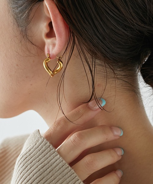 PAPILLONNER（パピヨネ）の「WAVEフープピアス（ピアス（両耳用）・レディース・シルバー/ゴールド・FREE）」の3枚目の写真