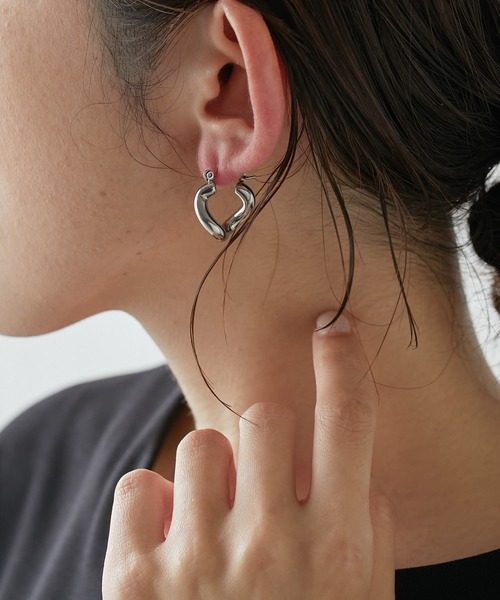 PAPILLONNER（パピヨネ）の「WAVEフープピアス（ピアス（両耳用）・レディース・シルバー/ゴールド・FREE）」の4枚目の写真