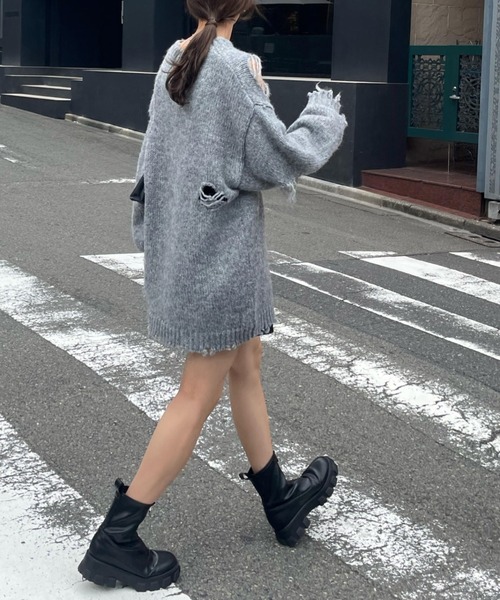 COLONY 2139（コロニートゥーワンスリーナイン）の「オーバーサイズダメージニットプルオーバー（ニット/セーター・レディース・ブラック系その他/ブラック/ブラウン/グレー・FREE）」の3枚目の写真