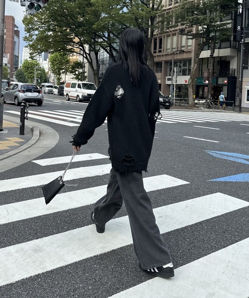 COLONY 2139（コロニートゥーワンスリーナイン）の「オーバーサイズダメージニットプルオーバー（ニット/セーター・レディース・ブラック系その他/ブラック/ブラウン/グレー・FREE）」の13枚目の写真