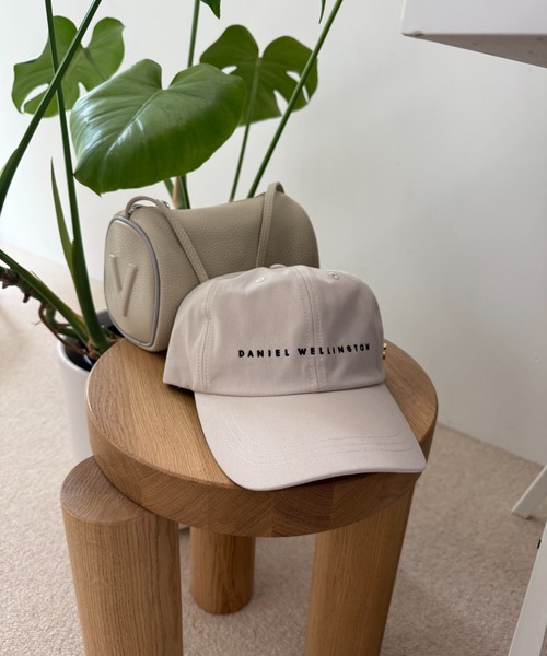 廃盤　ダニエルウェリントン ロゴ刺繍 ベースボールキャップ　ベージュ 廃盤 ダニエルウェリントン ロゴ刺繍 ベースボールキャップ