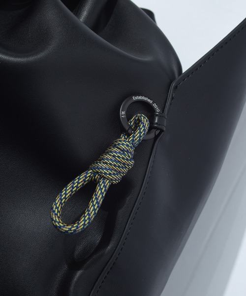 F/CE. （エフシーイー）の「F/CE. TECH LEATHER DRAWSTRING SHOULDER / エフシーイー テック レザー ドローストリング ショルダー（ショルダーバッグ・メンズ・ブラック/オリーブ・FREE）」の17枚目の写真
