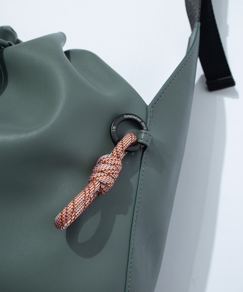 F/CE. （エフシーイー）の「F/CE. TECH LEATHER DRAWSTRING SHOULDER / エフシーイー テック レザー ドローストリング ショルダー（ショルダーバッグ・メンズ・ブラック/オリーブ・FREE）」の16枚目の写真