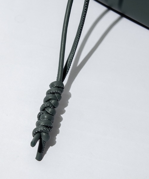 F/CE. （エフシーイー）の「F/CE. TECH LEATHER DRAWSTRING SHOULDER / エフシーイー テック レザー ドローストリング ショルダー（ショルダーバッグ・メンズ・ブラック/オリーブ・FREE）」の9枚目の写真