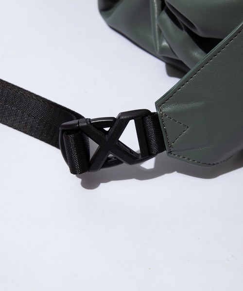 F/CE. （エフシーイー）の「F/CE. TECH LEATHER DRAWSTRING SHOULDER / エフシーイー テック レザー ドローストリング ショルダー（ショルダーバッグ・メンズ・ブラック/オリーブ・FREE）」の11枚目の写真