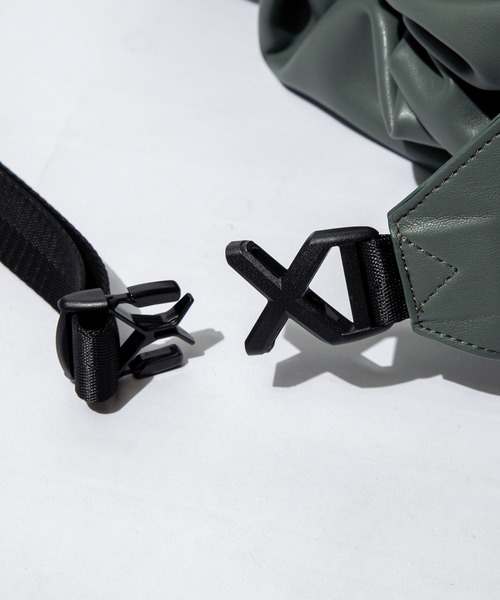 F/CE. （エフシーイー）の「F/CE. TECH LEATHER DRAWSTRING SHOULDER / エフシーイー テック レザー ドローストリング ショルダー（ショルダーバッグ・メンズ・ブラック/オリーブ・FREE）」の12枚目の写真