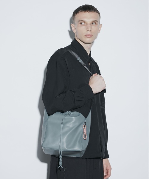 F/CE. （エフシーイー）の「F/CE. TECH LEATHER DRAWSTRING SHOULDER / エフシーイー テック レザー ドローストリング ショルダー（ショルダーバッグ・メンズ・ブラック/オリーブ・FREE）」の18枚目の写真