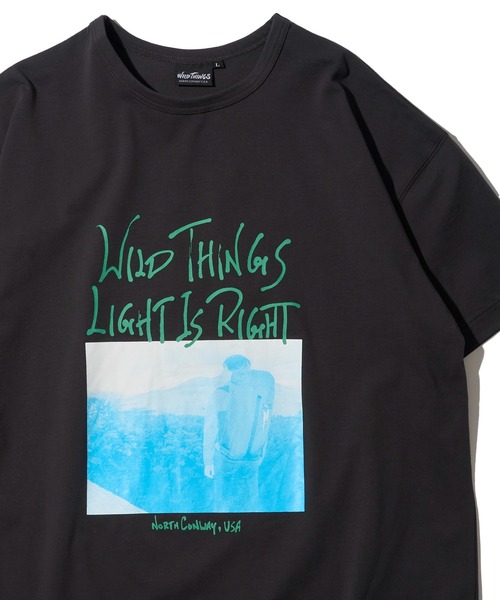 WILD THINGS（ワイルドシングス）の「【WILD THINGS/ワイルドシングス】CLIMBING LIGHT IS RIGHT / シルケット天竺 フォトプリントTシャツ WT24051SK（Tシャツ/カットソー・メンズ・チャコールグレー/ホワイト/グリーン・SMALL/X-LARGE/LARGE/MEDIUM）」の3枚目の写真