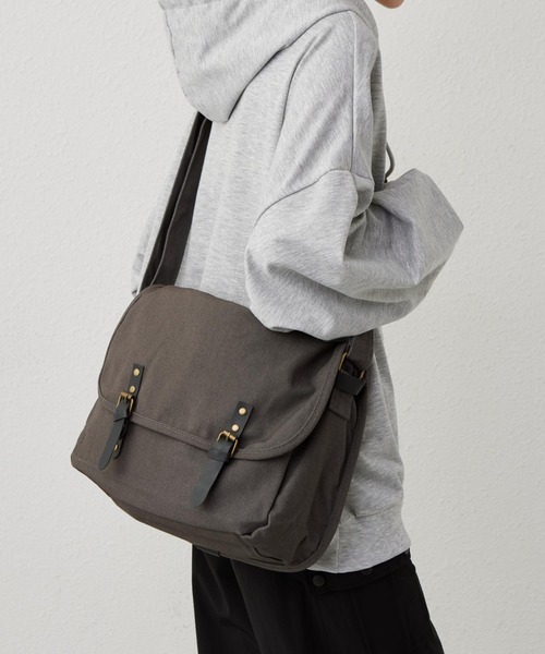 LA VORAGINE(ラ ヴォラジネ)の「大容量キャンバスショルダーバッグ キャンバス ポストマン ビッグショルダーバッグ メッセンジャーバッグ(メッセンジャーバッグ・レディース・グレー/カーキ/ブラウン/ブラック/ベージュ・FREE)」の3枚目の写真