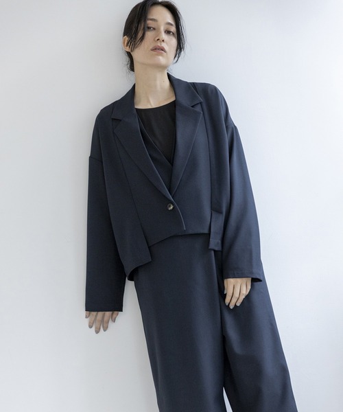 OSMOSIS(オズモーシス)の「ショートジャケット(テーラードジャケット・レディース・ネイビー/ブラック/ベージュ・ONE SIZE)」の2枚目の写真