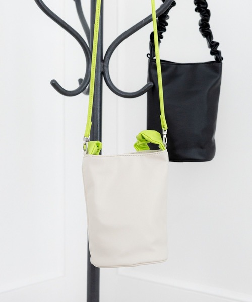 LAKOLE（ラコレ）の「ギャザーハンドルミニ2WAYショルダーバッグ / 100195（ショルダーバッグ・レディース・ブラック/セージグリーン/その他1/ブルー・FREE）」の2枚目の写真
