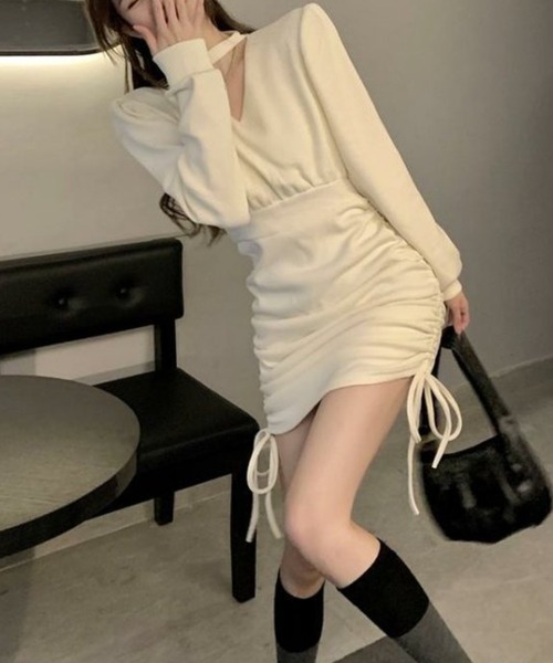 Nia(ニア)の「Nia(ニア)/Vネックチョーカー風 シャーリングワンピース(ワンピース・レディース・アイボリー/ブラック・MEDIUM/LARGE/X-LARGE)」の4枚目の写真