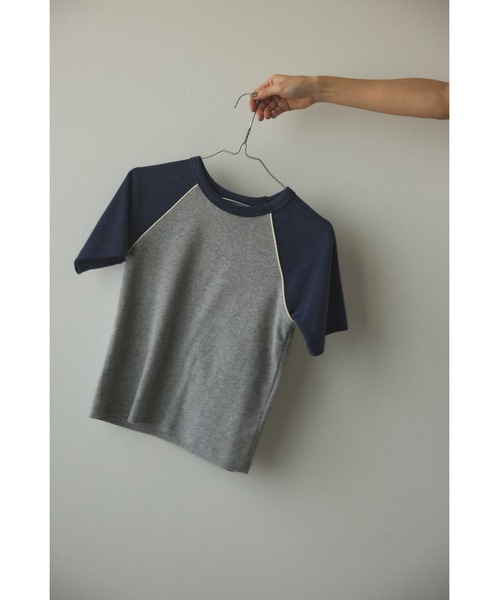 BLACK BY MOUSSY(ブラックバイマウジー)の「compact bicolor pile tops(コンパクトバイカラーパイルトップス)(Tシャツ/カットソー・レディース・グレー/ベージュ・FREE)」の2枚目の写真