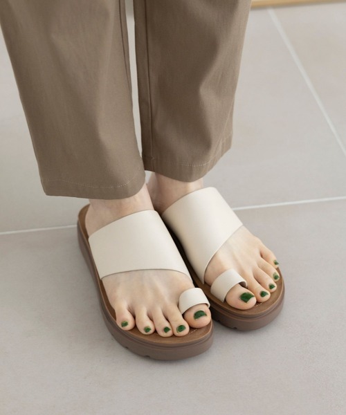 studio CLIP（スタディオクリップ）の「軽らくトングサンダル（サンダル・レディース・オフホワイト/ブラック/その他2/ブラウン・LARGE/SMALL/MEDIUM）」の2枚目の写真