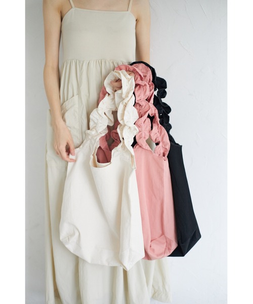 &. NOSTALGIA（アンドドットノスタルジア）の「【ZOZO限定】フリルトートバッグ（トートバッグ・レディース・ピンク/キナリ/ブラック・FREE）」の4枚目の写真