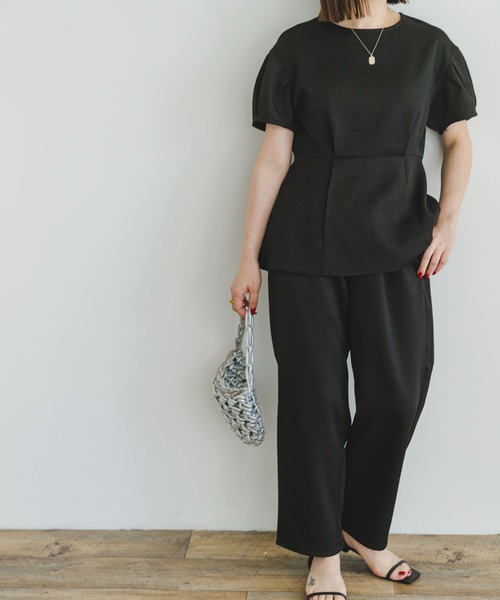 ITEMS URBANRESEARCH（アイテムズ アーバンリサーチ）の「ペプラムトップス×テーパードパンツ（パンツドレス・レディース・ブラック/オフホワイト・FREE）」の2枚目の写真
