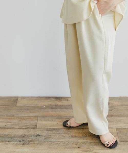 ITEMS URBANRESEARCH（アイテムズ アーバンリサーチ）の「ペプラムトップス×テーパードパンツ（パンツドレス・レディース・ブラック/オフホワイト・FREE）」の17枚目の写真