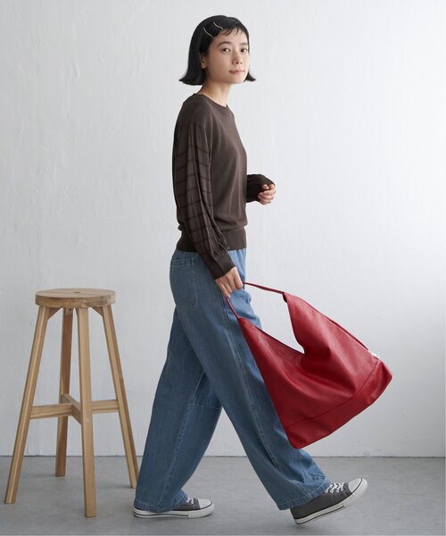 LBC（エルビーシー）の「ソフト三角ワンショルダーバッグ（ショルダーバッグ・レディース・シルバー系/レッド/オフホワイト/ブラック・FREE）」の6枚目の写真