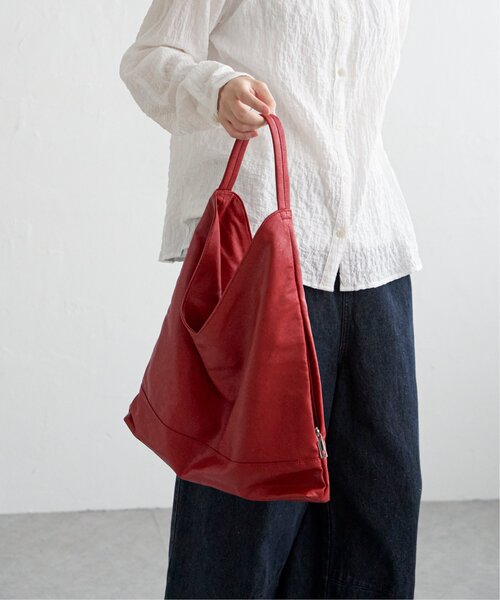 LBC（エルビーシー）の「ソフト三角ワンショルダーバッグ（ショルダーバッグ・レディース・シルバー系/レッド/オフホワイト/ブラック・FREE）」の10枚目の写真