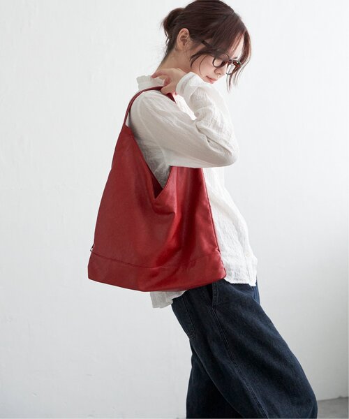 LBC（エルビーシー）の「ソフト三角ワンショルダーバッグ（ショルダーバッグ・レディース・シルバー系/レッド/オフホワイト/ブラック・FREE）」の11枚目の写真