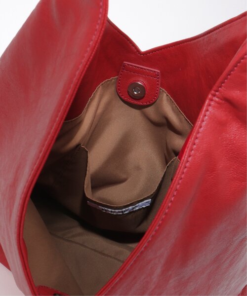 LBC（エルビーシー）の「ソフト三角ワンショルダーバッグ（ショルダーバッグ・レディース・シルバー系/レッド/オフホワイト/ブラック・FREE）」の17枚目の写真