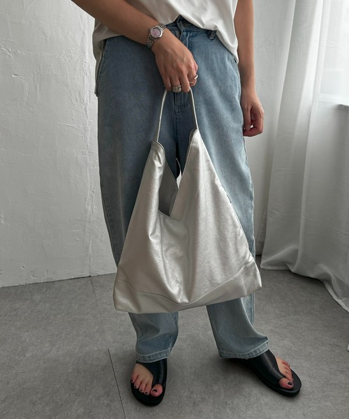 LBC（エルビーシー）の「ソフト三角ワンショルダーバッグ（ショルダーバッグ・レディース・シルバー系/レッド/オフホワイト/ブラック・FREE）」の4枚目の写真