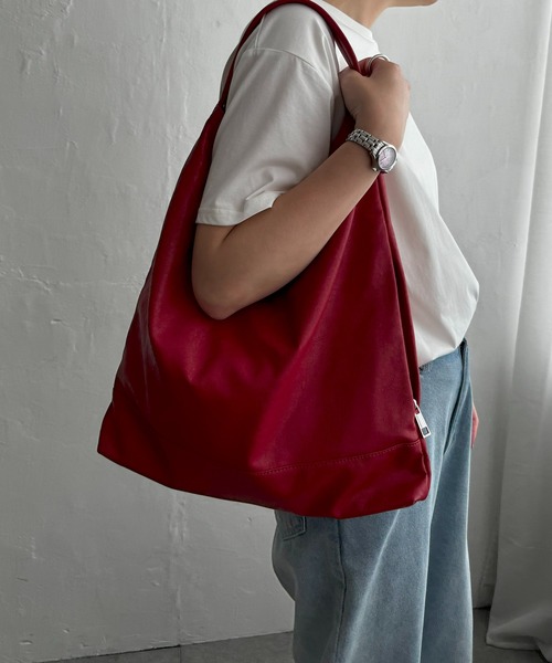 LBC（エルビーシー）の「ソフト三角ワンショルダーバッグ（ショルダーバッグ・レディース・シルバー系/レッド/オフホワイト/ブラック・FREE）」の3枚目の写真