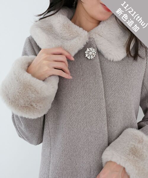 MAJESTIC LEGON(マジェスティックレゴン)の「【着回し力抜群/WEB限定】7wayファー×ビジューコート(その他アウター・レディース・アイボリー/ピンクベージュ/ブラック/ピンク/グレイッシュベージュ・X-SMALL/SMALL/MEDIUM)」の4枚目の写真