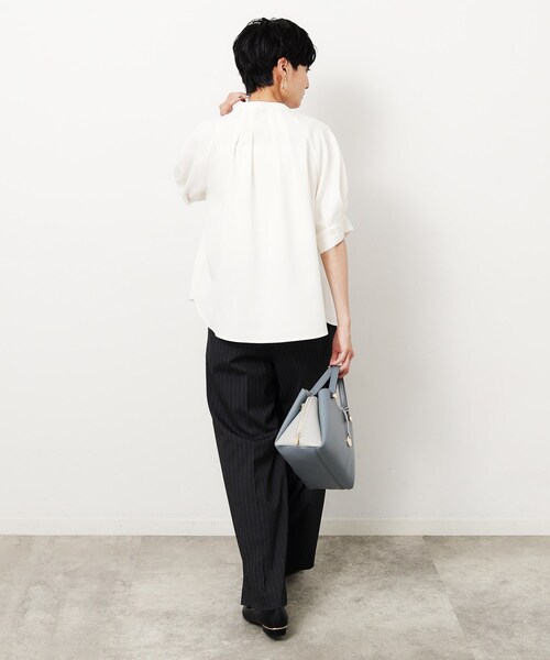 OPAQUE.CLIP（オペークドットクリップ）の「◆リネンライク タックデザインブラウス【洗濯機洗い可】（シャツ/ブラウス・レディース・ブラック/オフホワイト/ライトベージュ/ブラウン系その他・38/40）」の7枚目の写真