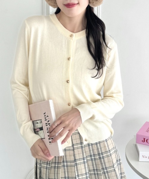 Loueme(ルエム)の「【6色展開】ゴールドボタンカーディガン(カーディガン/ボレロ・レディース・ピンク/レッド/ブラウン/グレー/ブラック/アイボリー・FREE)」の2枚目の写真
