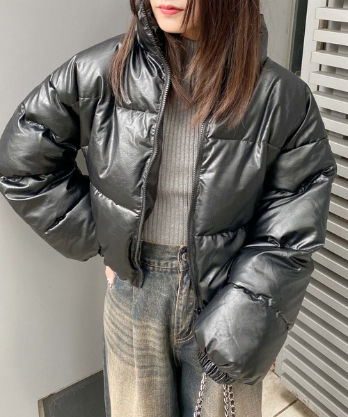 INGNI（イング）の「フェイクレザークロップド丈エコダウン（ダウンジャケット/コート・レディース・ブラック・M）」の2枚目の写真