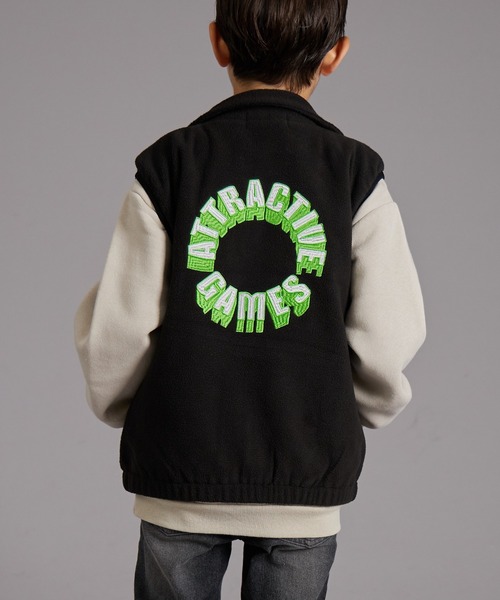 PAIRMANON STREET（ペアマノンストリート）の「【PAIRMANON STREET】バック刺繍 マイクロフリース ベスト（ベスト・キッズ・ブラック/カーキ/グレイッシュベージュ・160/100/140/120/130/150/90/110）」の2枚目の写真