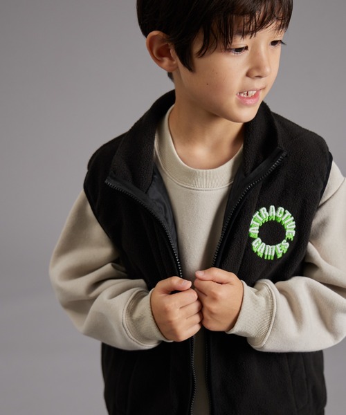 PAIRMANON STREET（ペアマノンストリート）の「【PAIRMANON STREET】バック刺繍 マイクロフリース ベスト（ベスト・キッズ・ブラック/カーキ/グレイッシュベージュ・160/100/140/120/130/150/90/110）」の4枚目の写真