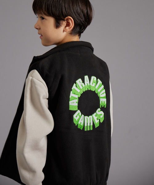 PAIRMANON STREET（ペアマノンストリート）の「【PAIRMANON STREET】バック刺繍 マイクロフリース ベスト（ベスト・キッズ・ブラック/カーキ/グレイッシュベージュ・160/100/140/120/130/150/90/110）」の5枚目の写真