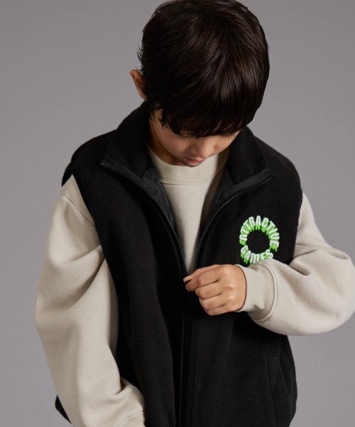 PAIRMANON STREET（ペアマノンストリート）の「【PAIRMANON STREET】バック刺繍 マイクロフリース ベスト（ベスト・キッズ・ブラック/カーキ/グレイッシュベージュ・160/100/140/120/130/150/90/110）」の7枚目の写真