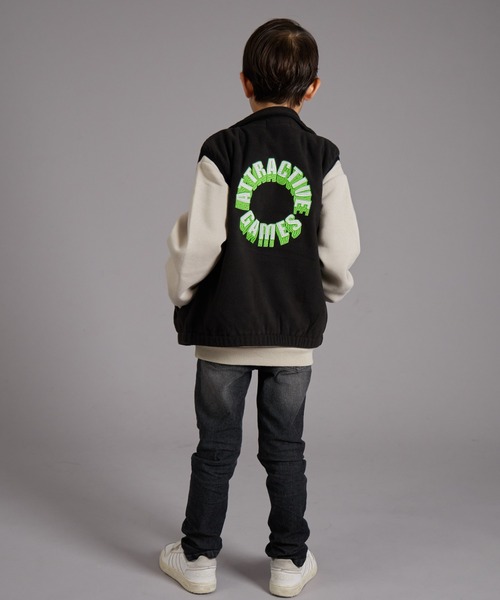 PAIRMANON STREET（ペアマノンストリート）の「【PAIRMANON STREET】バック刺繍 マイクロフリース ベスト（ベスト・キッズ・ブラック/カーキ/グレイッシュベージュ・160/100/140/120/130/150/90/110）」の8枚目の写真