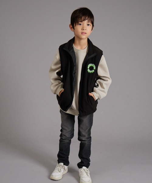 PAIRMANON STREET（ペアマノンストリート）の「【PAIRMANON STREET】バック刺繍 マイクロフリース ベスト（ベスト・キッズ・ブラック/カーキ/グレイッシュベージュ・160/100/140/120/130/150/90/110）」の9枚目の写真