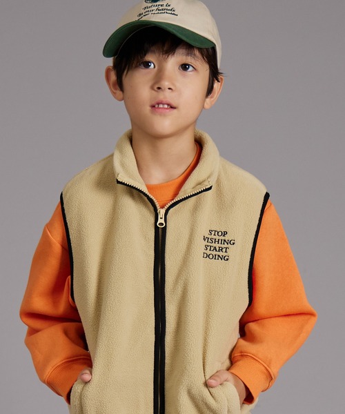 PAIRMANON STREET（ペアマノンストリート）の「【PAIRMANON STREET】バック刺繍 マイクロフリース ベスト（ベスト・キッズ・ブラック/カーキ/グレイッシュベージュ・160/100/140/120/130/150/90/110）」の11枚目の写真