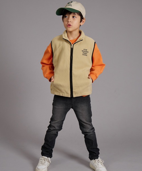 PAIRMANON STREET（ペアマノンストリート）の「【PAIRMANON STREET】バック刺繍 マイクロフリース ベスト（ベスト・キッズ・ブラック/カーキ/グレイッシュベージュ・160/100/140/120/130/150/90/110）」の12枚目の写真